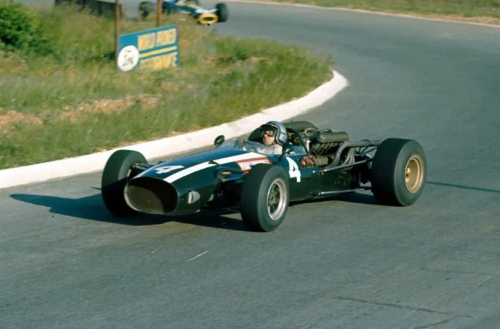 Pedro Rodríguez (Lotus, Ferrari, Cooper e BRM) - 9 temporadas (1963 a 1971) e 54 corridas, com 2 vitórias e 7 pódios