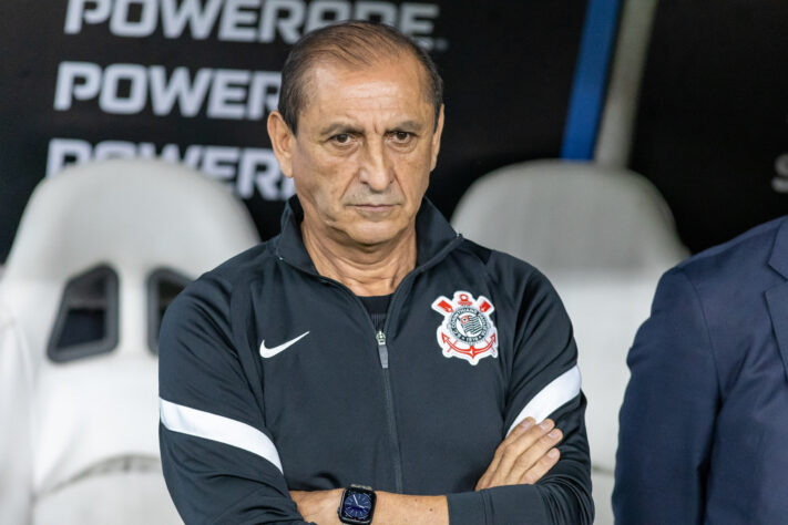 8º. Corinthians (38 trocas, 30 técnicos) - Darío Pereyra (2001), Vanderlei Luxemburgo (2001), Carlos Alberto Parreira (2002), Júnior (2003), Geninho (2003), Juninho Fonseca (2003-2004), Oswaldo de Oliveira (2004), Tite (2004-2005), Márcio Bittencourt (2005), Daniel Passarella (2005), Antônio Lopes (2005-2006), Ademar Braga (2006), Geninho (2006), Émerson Leão (2006-2007), Paulo César Carpegiani (2007), Nelsinho Basptista (2007), Mano Menezes (2008-2010), Adílson Batista (2010), Tite (2010-2013), Mano Menezes (2014), Tite (2015-2016), Cristóvão Borges (2016), Oswaldo de Oliveira (2016), Fábio Carille (2017-2018), Osmar Loss (2018), Jair Ventura (2018), Fábio Carille (2019), Tiago Nunes (2020), Vágner Mancini (2020-2021), Sylvinho (2021-2022), Vítor Pereira (2022), Fernando Lázaro (2023), Cuca (2023), Vanderlei Luxemburgo (2023), Mano Menezes (2023-2024), António Oliveira (2024) e Ramón Diaz (2024)