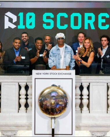 Sino da Bolsa- Ele tocou o tradicional sino de encerramento da Bolsa de Valores de Nova York (NYSE). Ronaldinho encerrou a sessão de quarta-feira (9) em Wall Street após se tornar um dos acionistas do Greenville Triumph, um clube de futebol da terceira divisão dos Estados Unidos, juntando-se a um grupo de oito investidores do time.