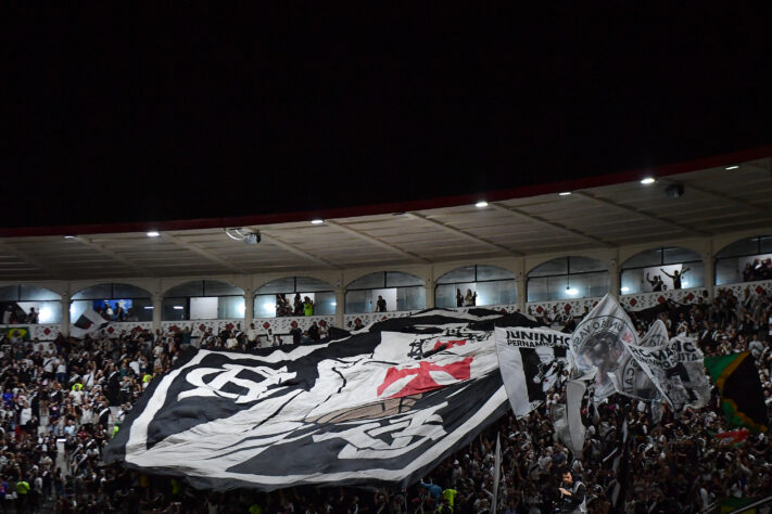 O Vasco pretende iniciar a reforma em São Januário após o fim do Brasileirão 2024. Para isso, o clube carioca precisa avançar na venda do potencial construtivo do estádio. O acordo avançou, mas não se concretizou e a busca por recursos para iniciar a reforma no tempo pretendido continua. O plano inicial era de um estádio para 47.383 pessoas, mas a diretoria pediu que o número fosse alterado para 57 mil. O projeto final deve ser apresentado em breve; confira o ranking dos estádios brasileiros com maior capacidade de público caso o Vasco consiga concretizar o projeto