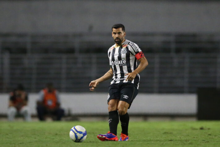 O Santos venceu o Mirassol no último sábado (12) e assumiu a liderança da tabela. A Universidade Federal de Minas Gerais calculou as probabilidades de títulos do Brasileirão Série B; confira