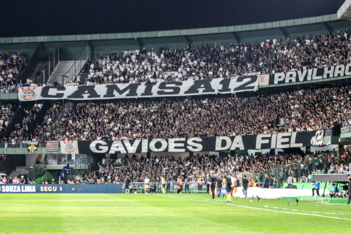 3º. Corinthians - 1.131.728 de público pagante - Com 27 jogos, a média é de 41.916