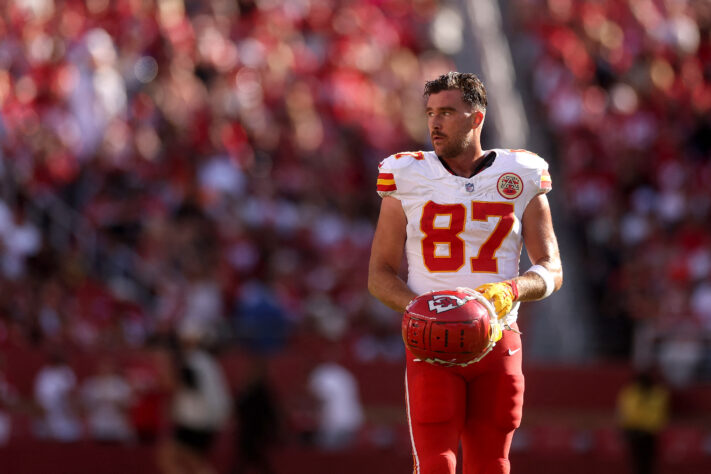 A lista dos atletas mais bem pagos da NFL em 2024 é dominada por quarterbacks, mas o tight end do Kansas City Chiefs, Travis Kelce, aparece entre os dez mais bem pagos da liga. O jogador também é famoso por ser o namorado da cantora Taylor Swift; confira o ranking dos atletas mais bem pagos da NFL