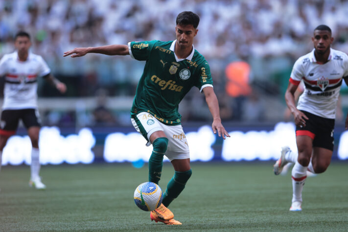 Vitor Reis, do Palmeiras, é o zagueiro mais valioso do futebol brasileiro! O jovem já recebeu consultas da Europa de cerca de R$ 122,5 milhões, mas a venda não está nos planos apenas de 2025 do clube, que tem como objetivo fazer com que o defensor atinja um patamar ainda maior. Confira o ranking dos zagueiros mais valiosos do Brasileirão 2024!