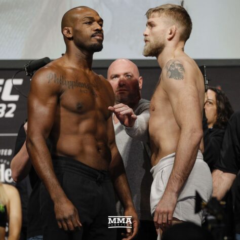 13- Alexander Gustafsson - UFC 165 e 232 - 21/9/2013 e 29/12/2018 - Decisão unânime e Nocaute Técnico