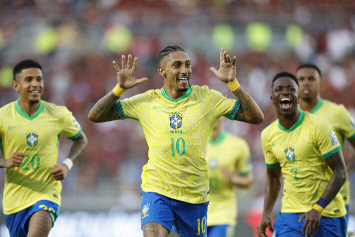 Raphinha comemorando seu gol contra a Venezuela