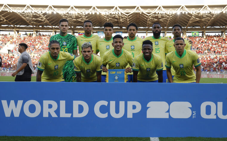 A Seleção Brasileira até que fez uma boa partida diante da Venezuela, mas abusou da sorte — e dos erros — e ficou apenas no empate por 1 a 1, em jogo válido pela 11ª rodada das Eliminatórias para a Copa do Mundo de 2026. Raphinha abriu o marcador no fim do primeiro tempo, mas Segovia empatou no começo da etapa final. De quebra, Vinicius Jr desperdiçou um pênalti. Com o resultado, o Brasil chegou aos 17 pontos e ocupa provisoriamente a terceira colocação.