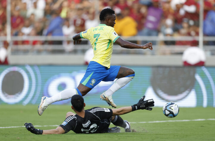 Vinícius Jr. driblando o goleiro Romo