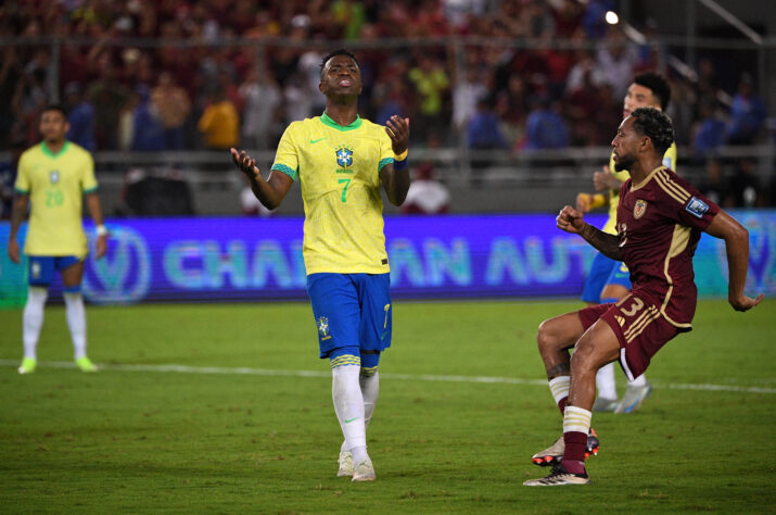 Vini Jr. lamentando o pênalti perdido 