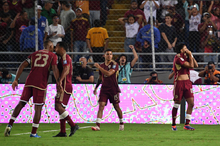 Jogadores da Venezuela comemorando o gol contra o Brasil