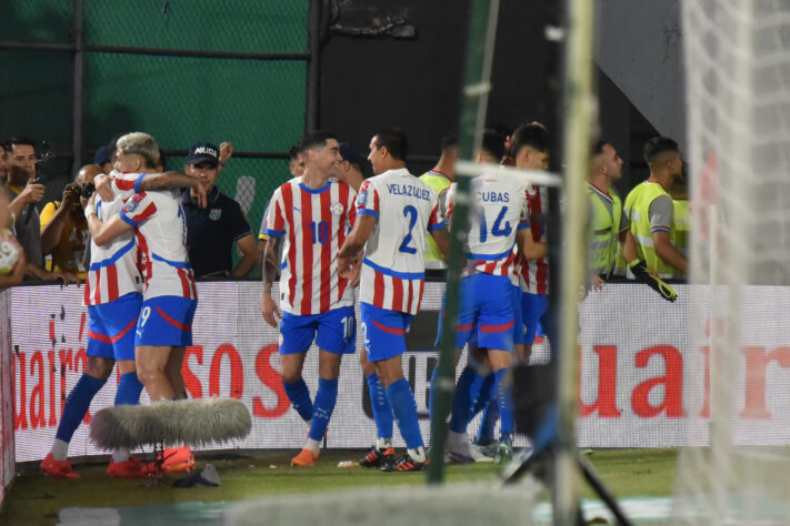 Jogadores do Paraguai comemorando o gol