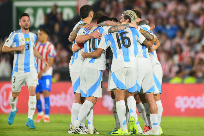 Jogadores da Argentina comemorando o gol 