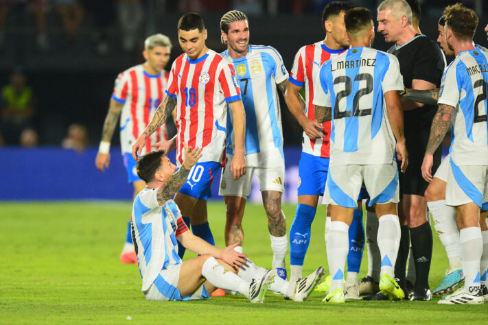 Messi caído em meio a tumulto entre jogadores do Paraguai e Argentina