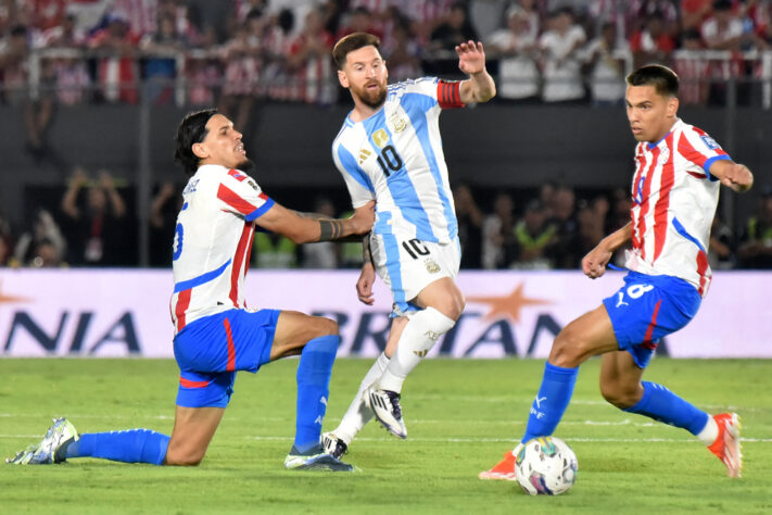 Messi driblando Gustavo Gómez