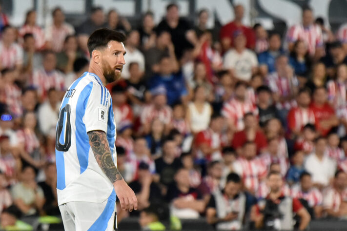 Messi durante a partida entre Paraguai e Argentina