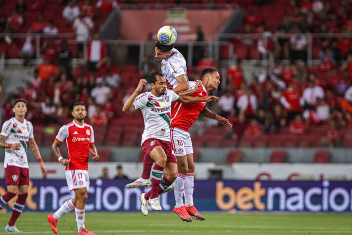 Jogadores de Fluminense e Internacional disputando a bola