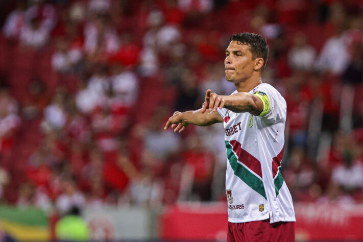 Thiago Silva orientando a defesa do Fluminense