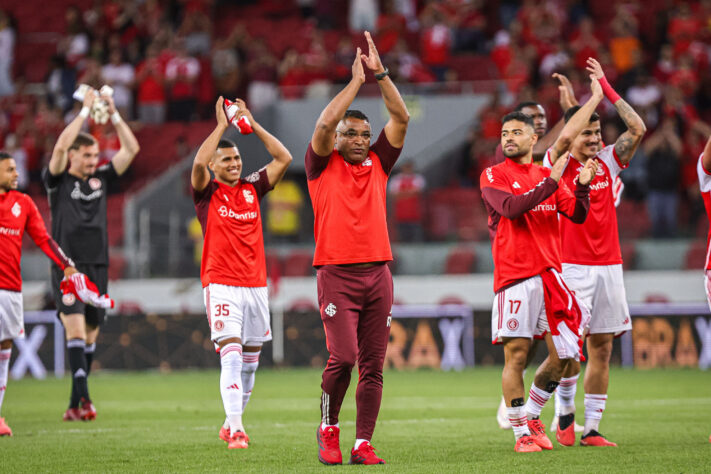 Equipe do Internacional agradecendo o apoio da partida, após o fim da partida