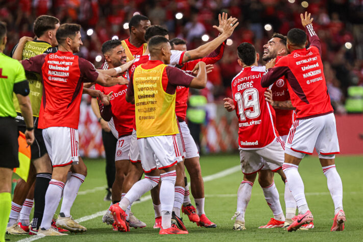 Jogadores do Internacional comemorando o segundo gol contra o Fluminense