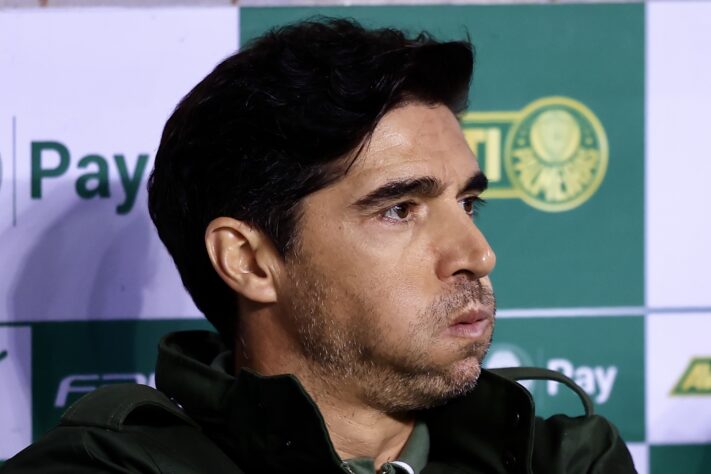 Abel Ferreira tenso durante a partida