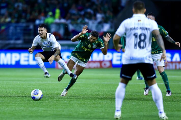 Jogador do Grêmio e do Palmeiras disputando a bola