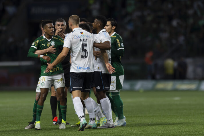 Clima quente entre os jogadores durante a partida entre Palmeiras x Grêmio