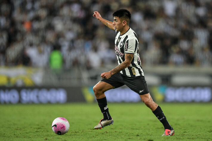 Pelas pontas: Thiago Almada, do Botafogo