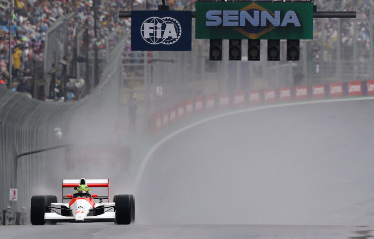 Ayrton se destacava entre os outros pilotos durante corridas na chuva. O brasiliero treinava todos os dias até se tornar o mestre nesta condição.