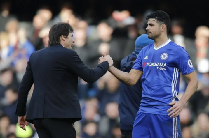 Jogador que não tinha uma boa relação com Antonio Conte era Diego Costa. Apesar de vir de uma temporada como campeão e um dos principais jogadores do Chelsea, o italiano não escalava o espanhol com regularidade, que acabou saindo dos Blues ainda na metade da temporada, retornando ao Atlético de Madrid. Quando Conte foi demitido, Diego Costa comemorou nas redes sociais.