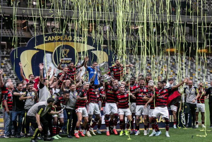 Filipe Luís conquista o primeiro título no profissional! Relembre os jogos do treinador até a conquista da Copa do Brasil