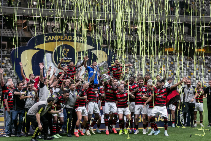 16 títulos - Flamengo (oito do Campeonato Brasileiro, cinco Copas do Brasil, 2 da Supercopa do Brasil e 1 da Supercopa dos Campeões)