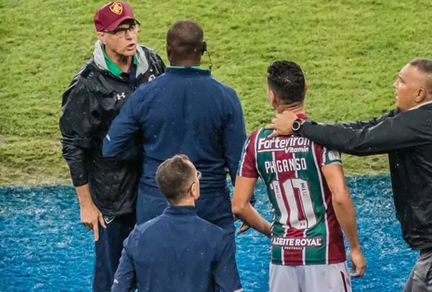 Paulo Henrique Ganso e Oswaldo de Oliveira trocaram farpas durante o duelo contra o Santos. O treinador substituiu o camisa 10 do Tricolor aos 17 minutos do segundo tempo e isso iniciou uma grande discussão entre os dois. Ganso olhou para Oswaldo e falou: 'Burro, burro para cara***'.  O treinador se virou para o banco de reservas e respondeu ao jogador: 'Você é vagabundo!'. Ambos precisaram ser acalmadas pelos demais componentes da comissão técnica.