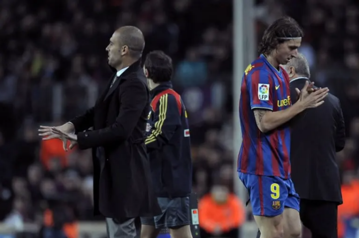 A passagem de Zlatan Ibrahimovic pelo Barcelona foi um fracasso. O sueco alega que um dos motivos para isso foi o treinador Pep Guardiola - era claro que ambos não se davam bem, já que o atleta foi muitas vezes preterido na escalação. Anos depois, em sua biografia, o atacante classificou o espanhol como "um covarde".