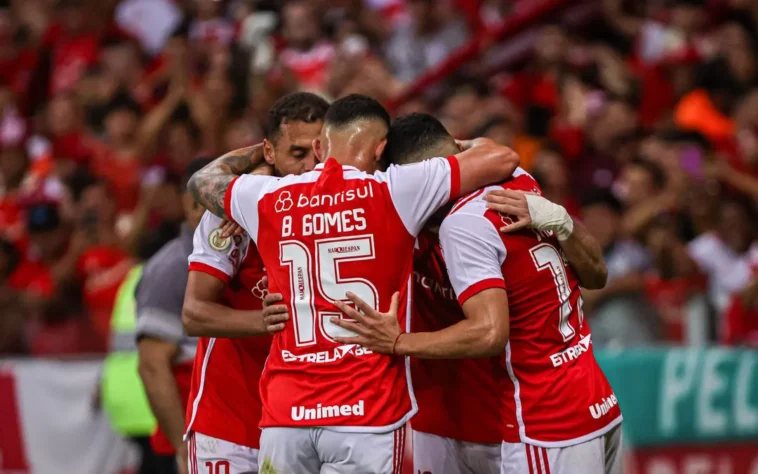 O Internacional derrotou o Fluminense por 2 a 0, nesta sexta-feira (8), pela 33ª rodada do Brasileirão, no Beira-Rio. O centroavante Rafael Borré e o meia Bruno Henrique foram os autores dos gols da partida. Com o triunfo, o Colorado chegou aos 59 pontos e assumiu a 4ª colocação na classificação. Por outro lado, o Tricolor segue com 37 pontos e na 14ª colocação.