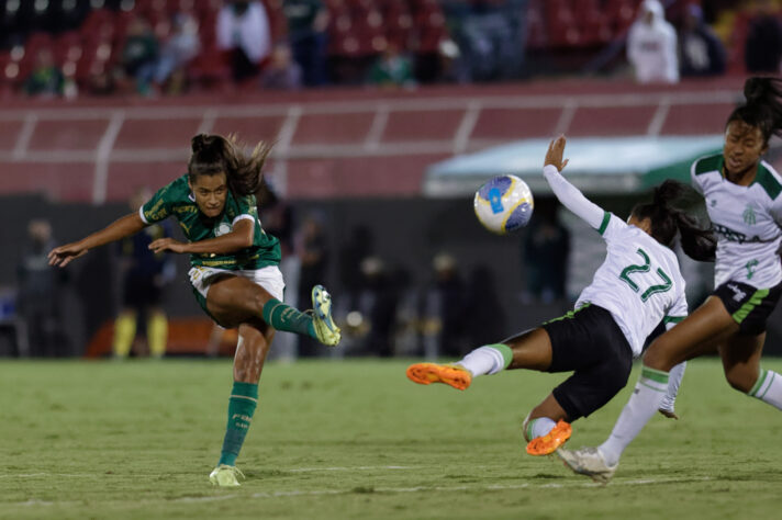 Laís Estevam - Meio-Campista do Palmeiras