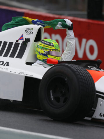 Lewis Hamilton pilota McLaren  do bicampeonato de Senna em 1990