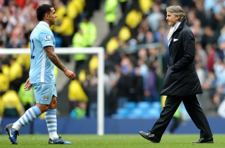 A briga entre Roberto Mancini e Carlos Tévez começou em uma partida contra o Bayern de Munique, pela Liga dos Campeões, quando o atacante se recusou a aquecer para entrar na partida, jogando um babador na direção do técnico, que respondeu dizendo que o argentino nunca mais jogaria enquanto ele estivesse no comando.