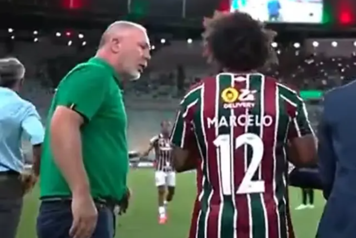 A briga entre Marcelo e Mano Menezes aconteceu já na reta final do empate com o Grêmio, na sexta-feira (1), pela 32ª rodada do Campeonato Brasileiro. O defensor não teria gostado de entrar já aos 44 minutos do segundo tempo e reclamou com o treinador, que reprovou seu comportamento e desistiu da substituição. Neste sábado (2), o Tricolor rescindiu o contrato do jogador em "comum acordo".