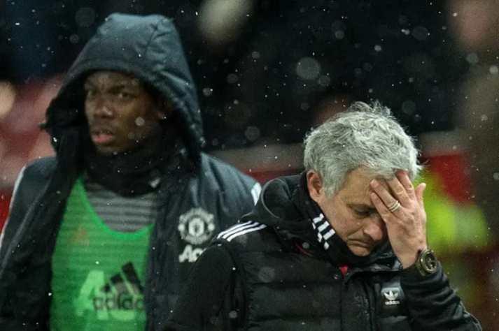 Paul Pogba disse que não queria ser o capitão do Manchester United enquanto José Mourinho fosse o treinador. Depois, o português resolveu barrar o francês da partida contra o Derby County, pela Copa da Liga Inglesa, e viu o time da segunda divisão se classificar em pleno Old Trafford após a disputa por pênaltis. Por fim, os dois trocaram farpas em um treinamento.