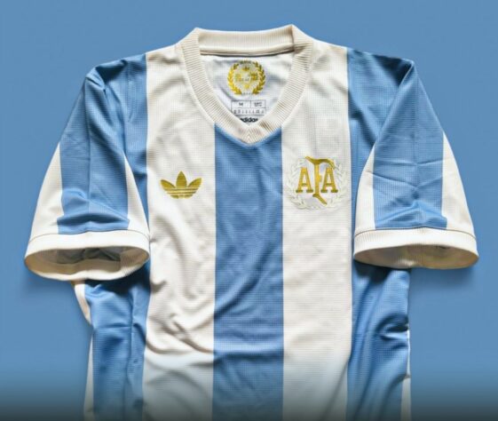 O novo uniforme da Argentina foi lançada oficialmente pela Adidas. A camisa especial para celebrar os 50 anos da primeira parceria entre a AFA e a fornecedora, iniciada em 1974.