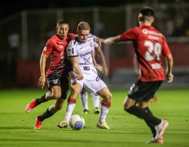 Athletico-PR x Vitória: 2-0