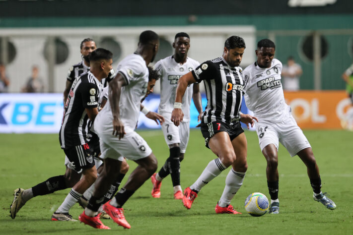 O Atlético-MG recebeu o Botafogo, nesta quarta-feira (20), em duelo válido pela 34ª rodada do Brasileirão. Ao fim da partida, que terminou empatada, o empate entre Hulk e Luiz Henrique esteve bem evidente, em que o atleticano criticou o craque do Alvinegro. Segundo dados do Sofascore, no Brasileirão, o Lance! trouxe os números entre os jogadores na temporada. Compare as atuações até o momento: