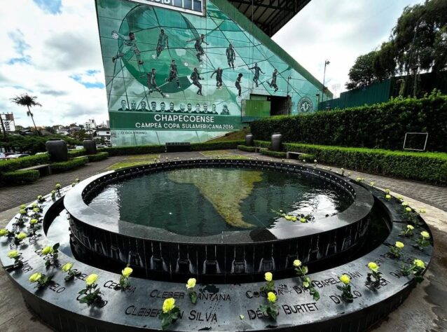 O acidente com avião da Chapecoense completa oito anos nesta sexta-feira (29). A aeronave levava a equipe para a final da Copa Sul-Americana de 2016. A queda teve 71 vítimas fatais, e apenas seis sobreviveram, dentre eles estão Jackson Follman, Neto, Alan Ruschel (jogadores), Rafael Henzel (jornalista) e os tripulantes Erwin Tumiri e Xemena Suarez; veja algumas homenagens 