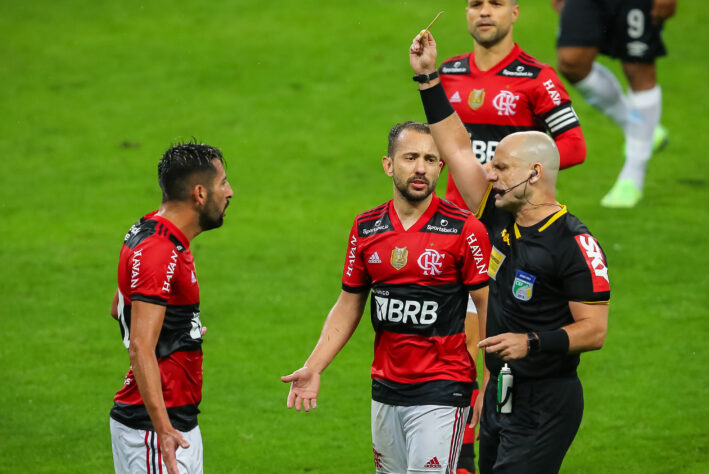 Flamengo - três cartões vermelhos