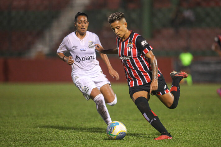 Lateral esquerda: Bia Menezes (São Paulo)