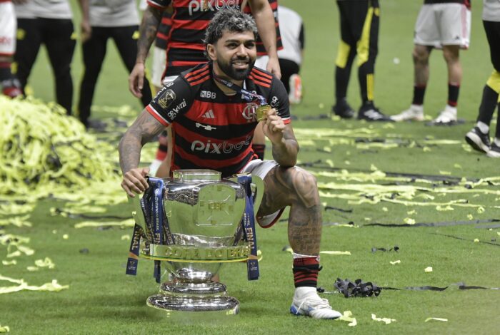 Gabigol iguala Zico com 13 títulos pelo Flamengo! Veja jogadores que atingiram a marca pelo Rubro-Negro