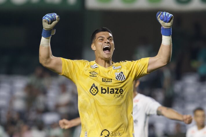 O goleiro do Santos, Gabriel Brazão, renovou seu contrato com o clube até o fim de 2028. Outros jogadores que foram importantes na temporada do Peixe estam em fim de contrato; confira os jogadores com contrato até o fim de 2024