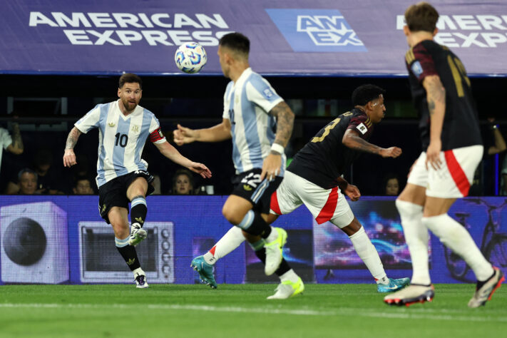 Nesta Data Fifa, mais um recorde foi alcançado por Lionel Messi. Com um passe para o golaço de Lautaro Martínez, durante duelo entre Argentina e Peru, pela 12ª rodada das Eliminatórias para a Copa do Mundo 2026, o camisa 10 se tornou líder em assistências de seleções. Confira o ranking dos maiores garçons das seleções: