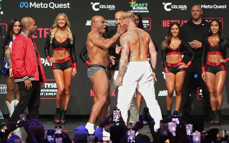  Mike Tyson e Jake Paul fizeram a encarada, que faz parte da pesagem oficial, nesta quinta-feira (14), no Toyota Music Factory, em Irving, Texas (EUA). O evento terminou com o influenciador levando um tapa na cara do boxeador; relembre alguns dos momentos polêmicos da carreira de Mike Tyson