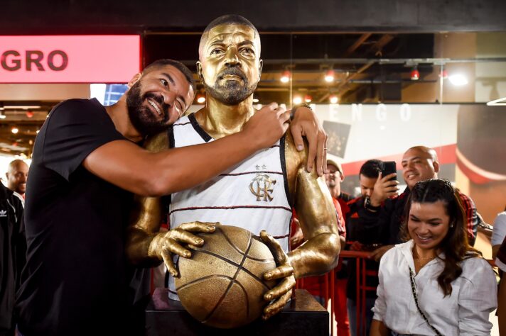 Olivinha foi homenageado na manhã desta sexta-feira (15), no aniversário de 129 anos do Flamengo, como o primeiro atleta olímpico a receber um busto na Gávea. 